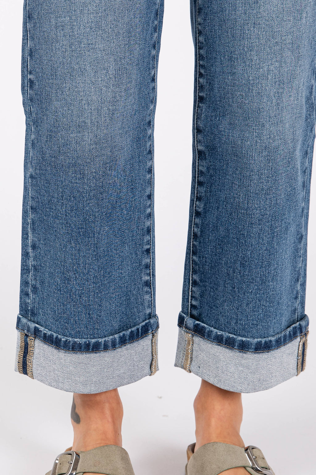 MID HIGH RISE STRETCH RELAXED STRAIGHT W/ CUFFED HEM