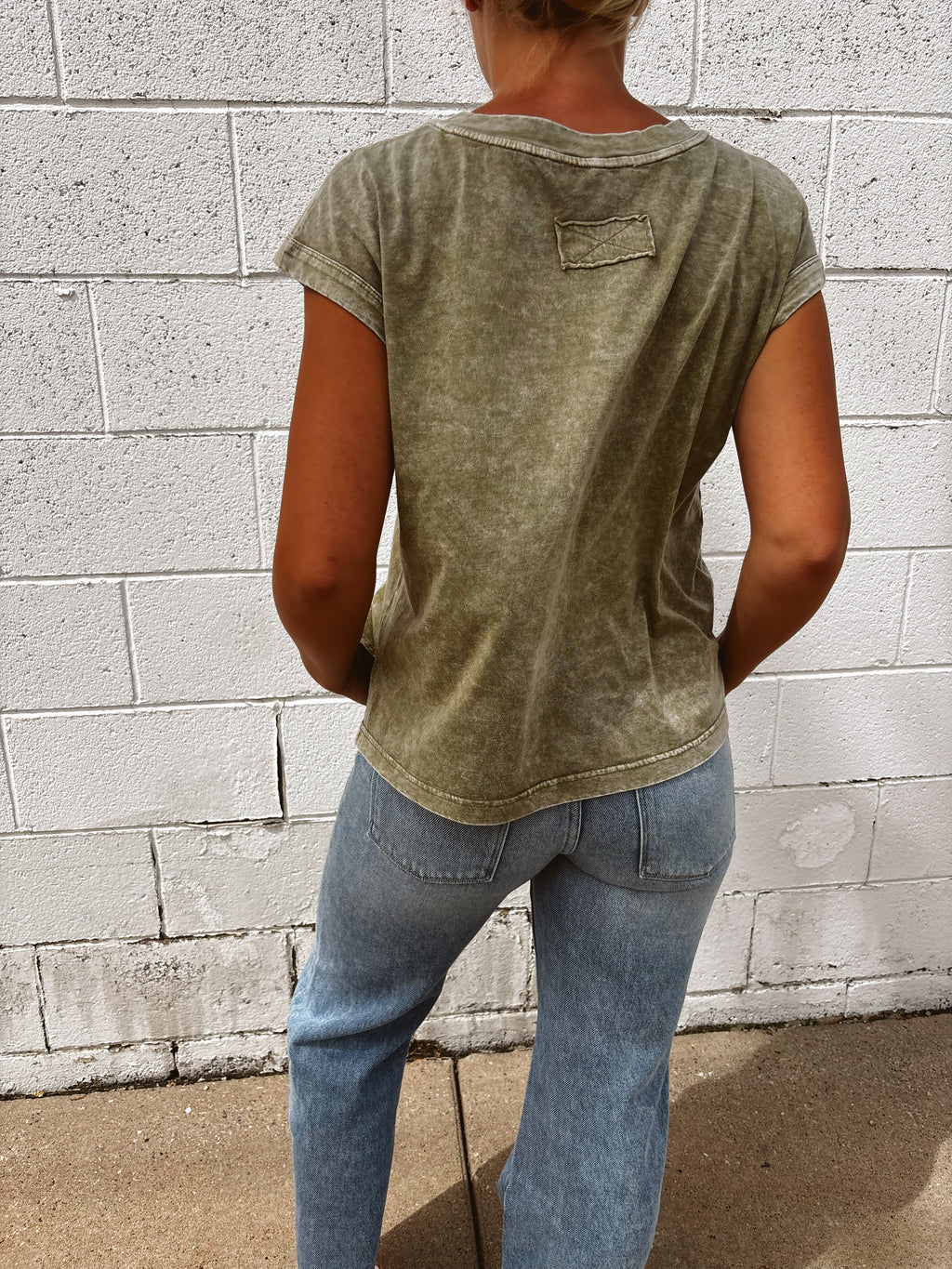 LIGHT OLIVE & BROWN WASHED EXTENDED SHOULDER KNIT T-SHIRT